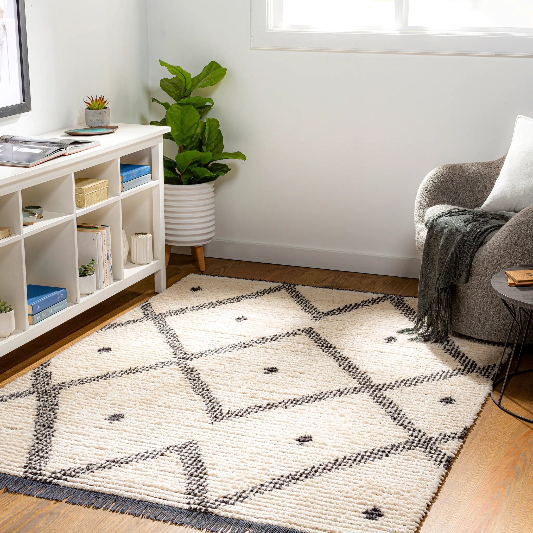 Enzo ENZ-2301 Black Area Rug by LIVABLISS