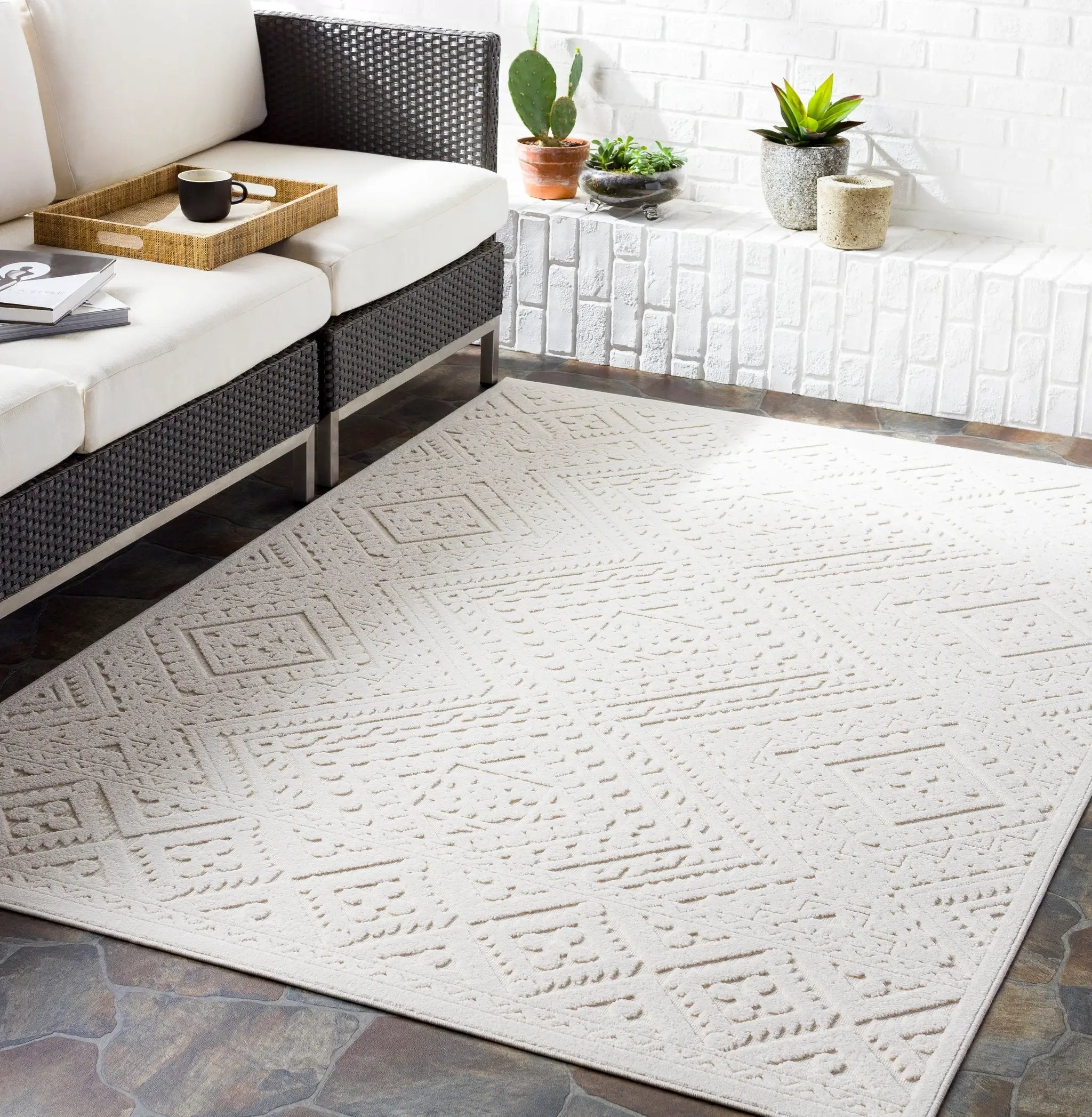 Greenwich GWC-2304 Beige Area Rug by LIVABLISS