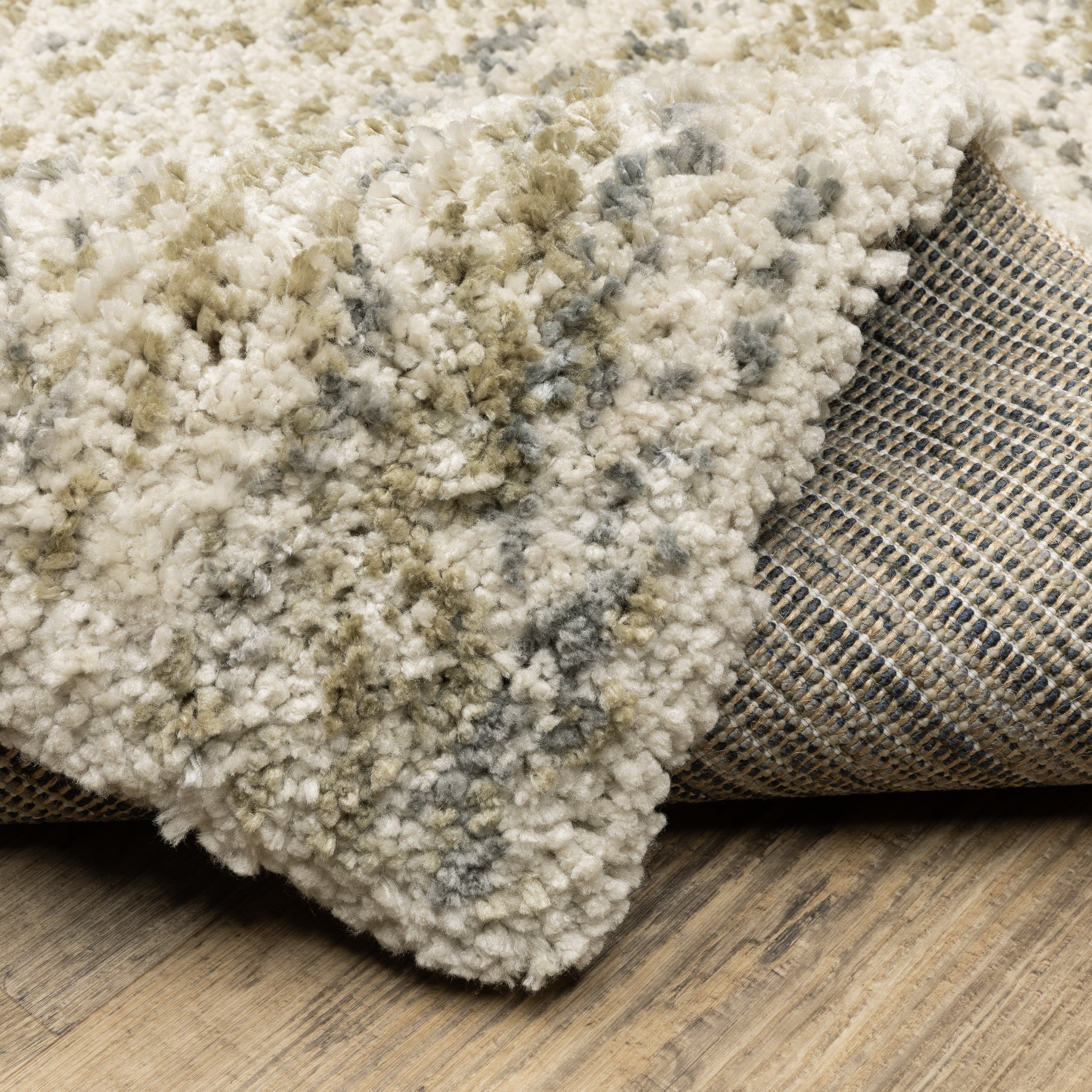 Oriental Weavers Aspen 3154E plush shag rug featuring abstract pattern in ivory/ gold tones