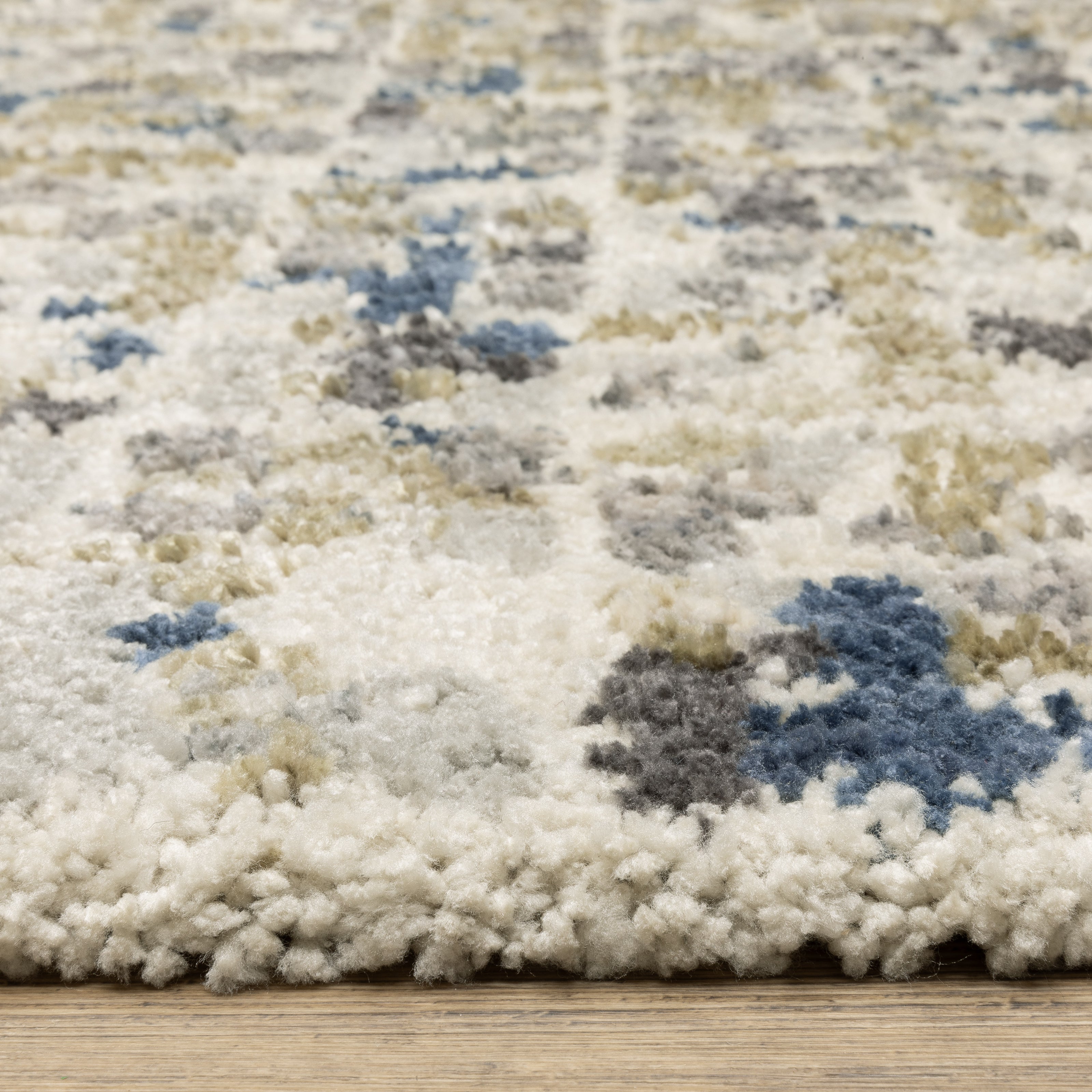 Oriental Weavers Aspen 3514A plush shag rug featuring abstract pattern in ivory/ blue tones