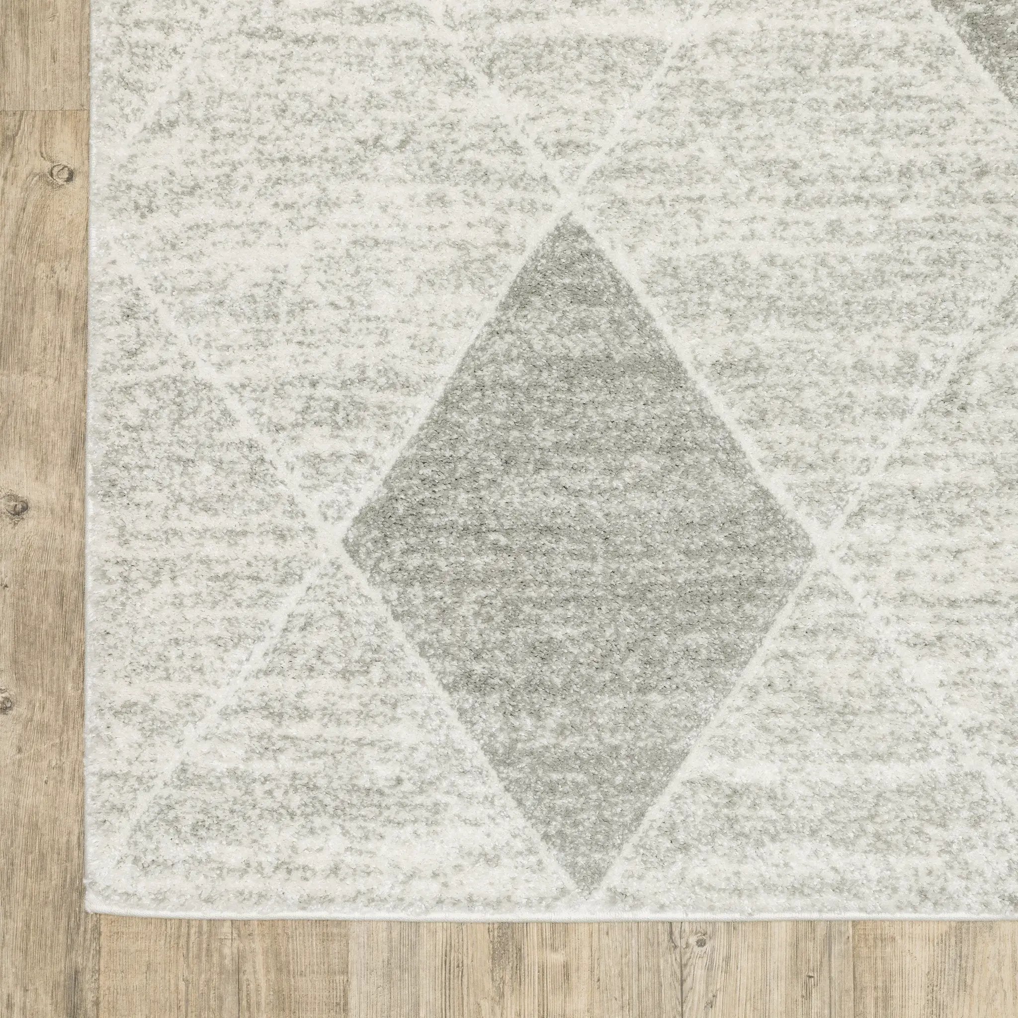 Cambria 005W2 Grey/ Ivory Area Rug by Oriental Weavers