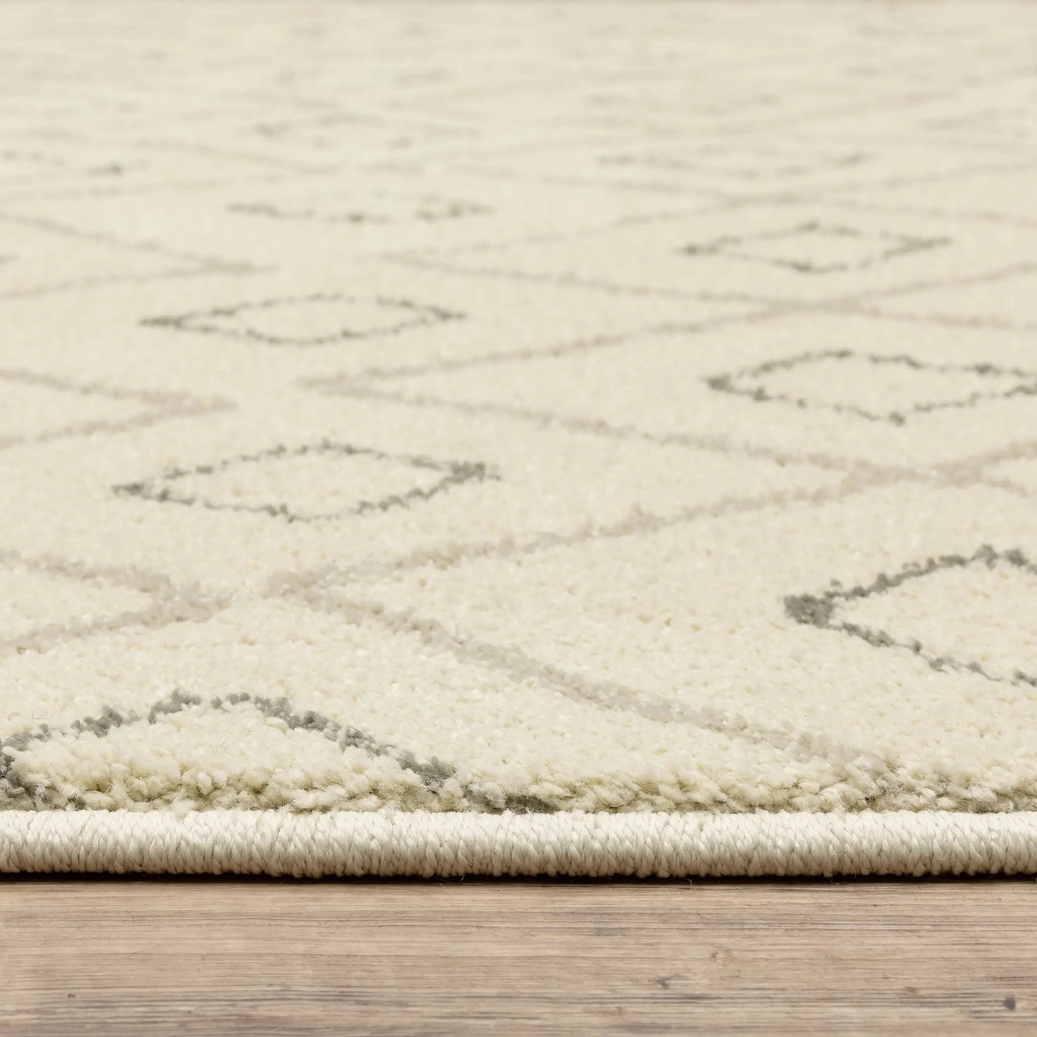 Carson 3943G Ivory/ Sand Area Rug by Oriental Weavers
