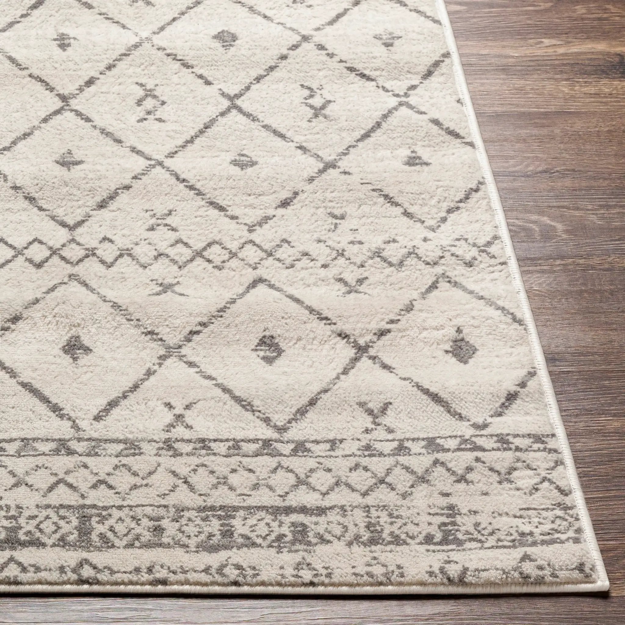 Roma ROM-2338 White Area Rug by LIVABLISS