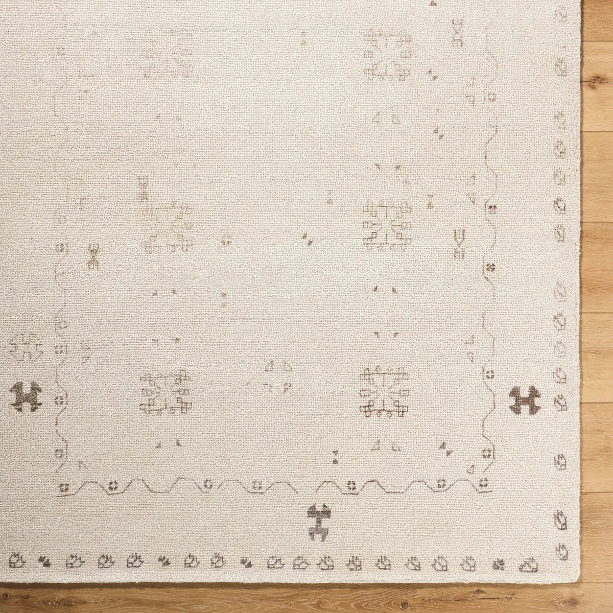 Unique UNQ-2322 Ivory Area Rug by LIVABLISS