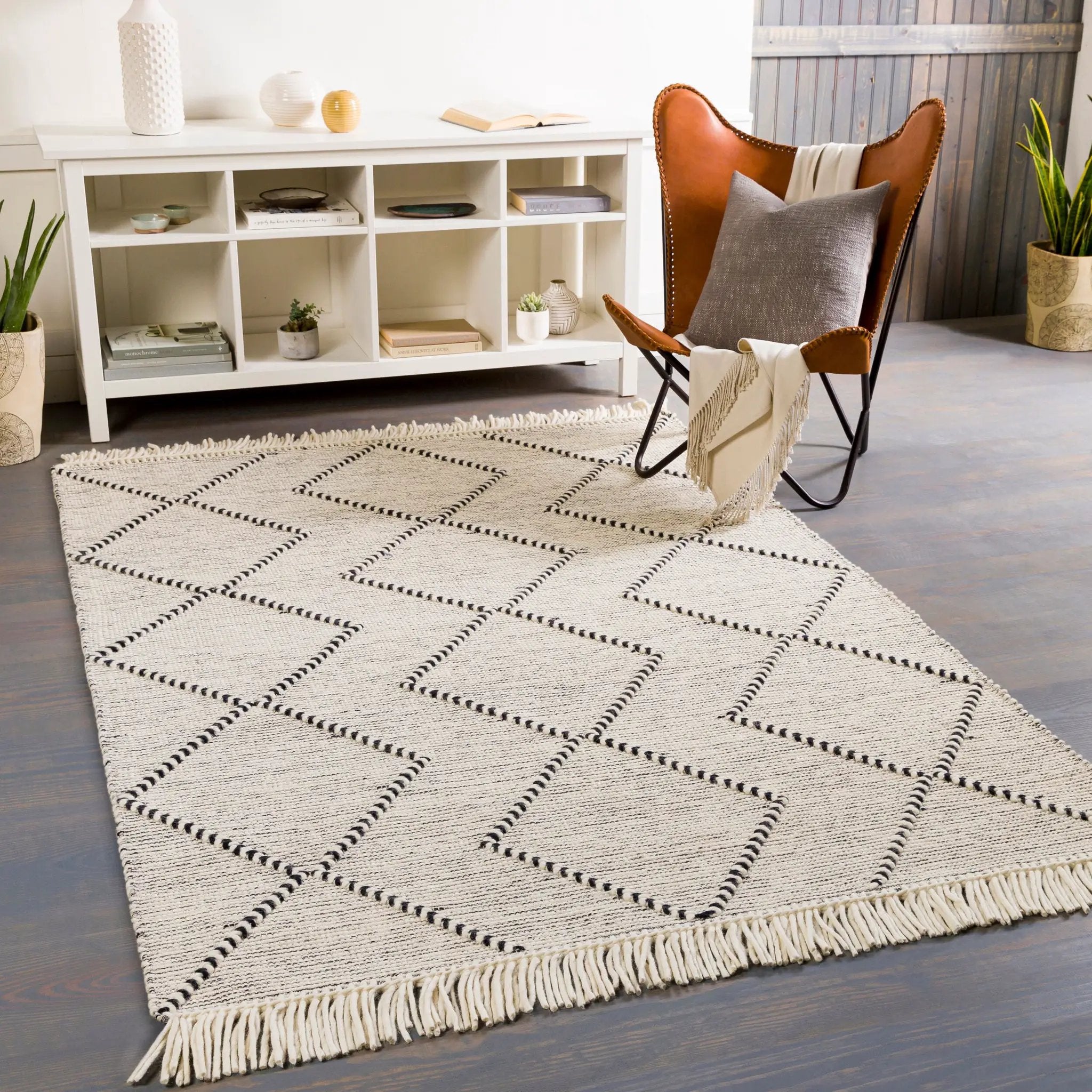 Uttar UTT-2303 Black Area Rug by LIVABLISS