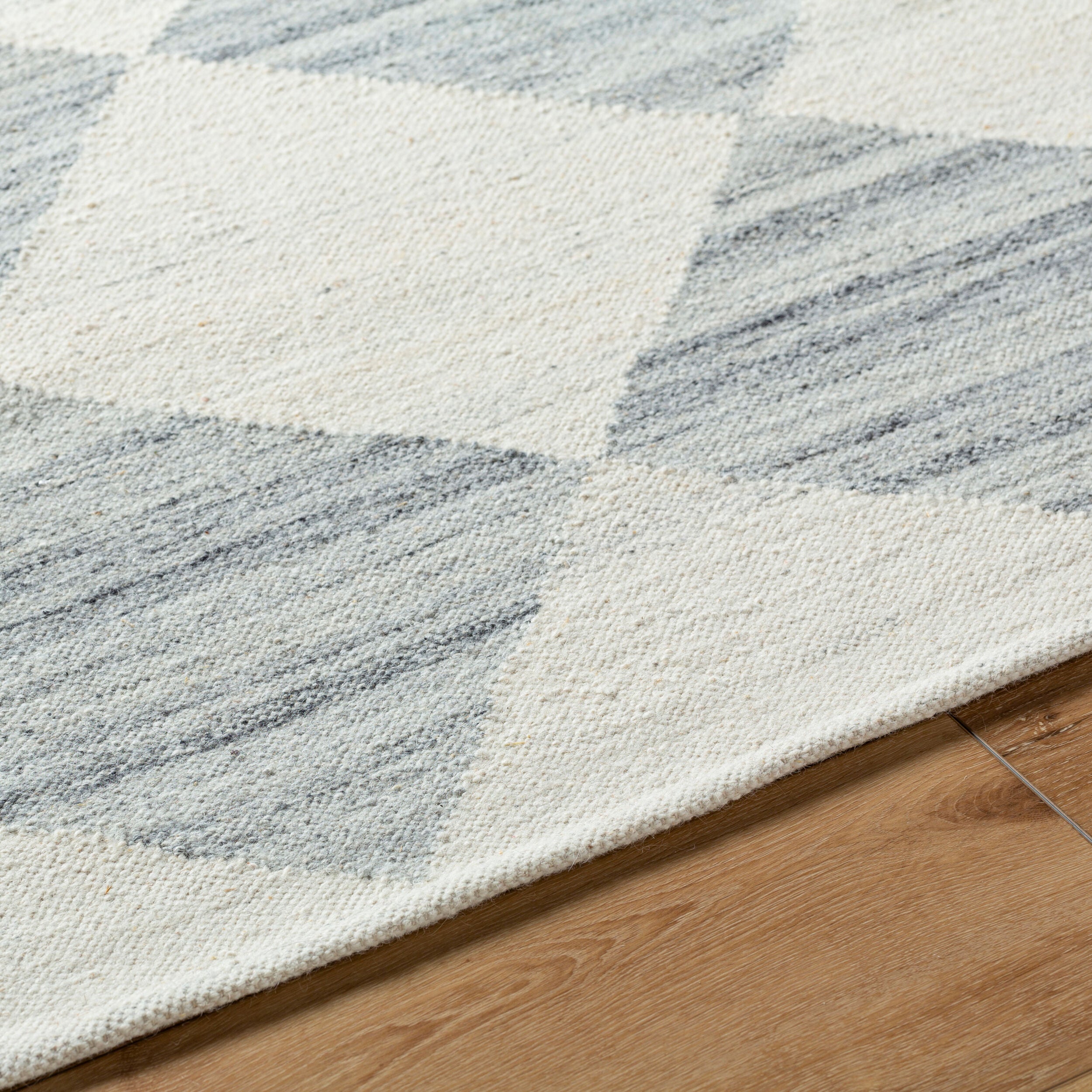 Vivir Antho VVAT-2303 Ivory Area Rug by LIVABLISS